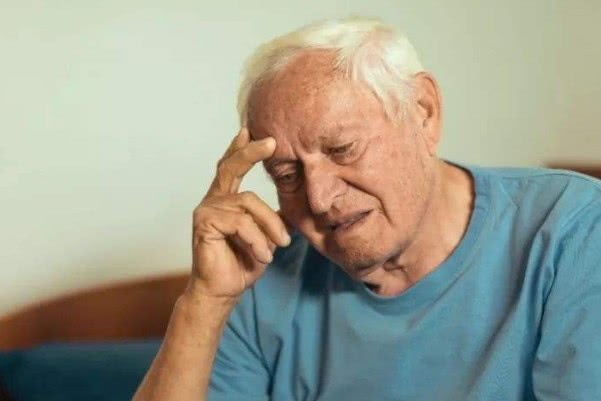 為什么會(huì)出現(xiàn)老年癡呆？老年癡呆一般的誘發(fā)條件！